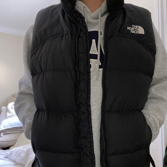 SOLD The North Face Women’s Black Puffer Vest 700 - Picture 6 of 10